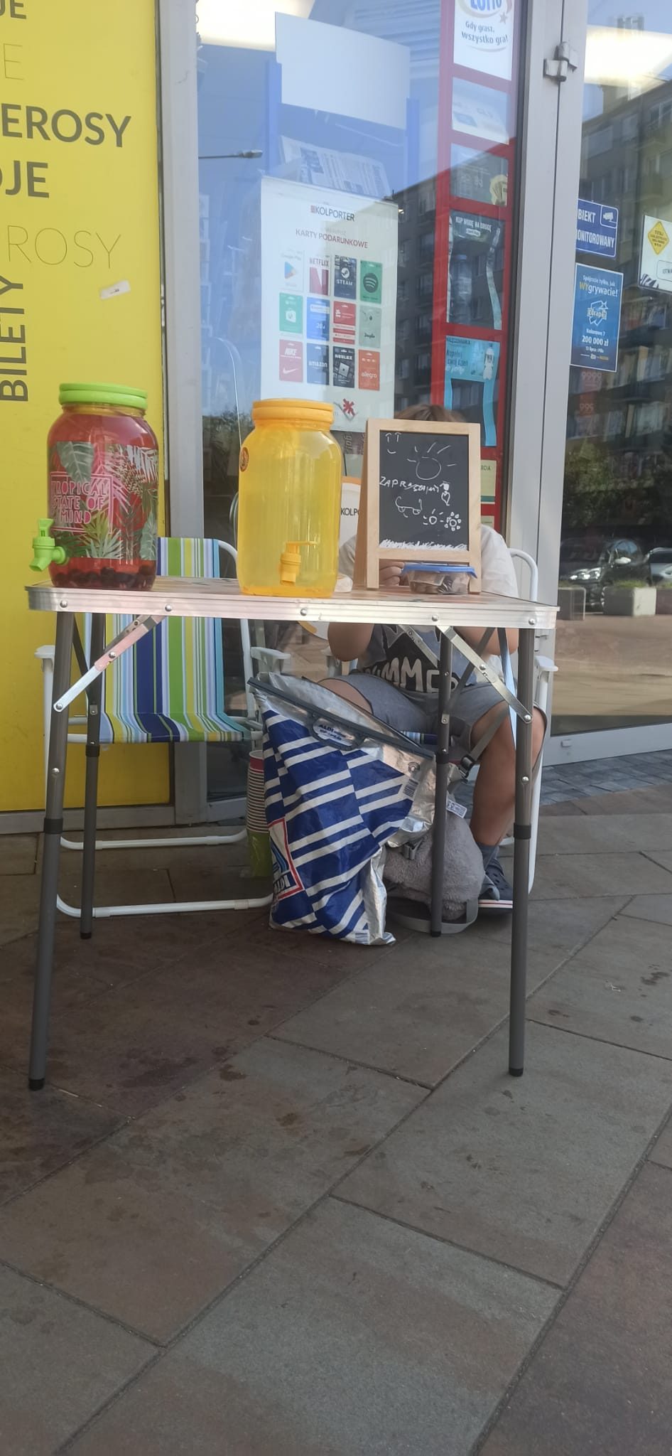Piotrek przy stoisku z lemoniadą